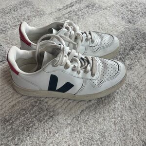 Veja v 90 sneakers